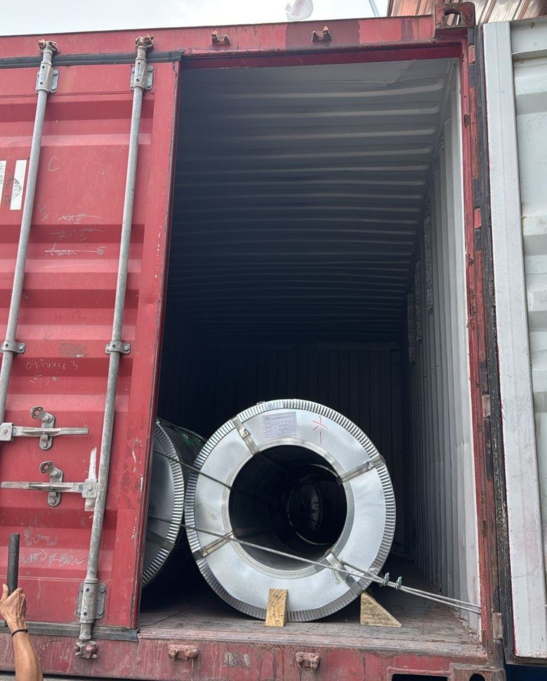 Coil baja G550 di dalam kontainer