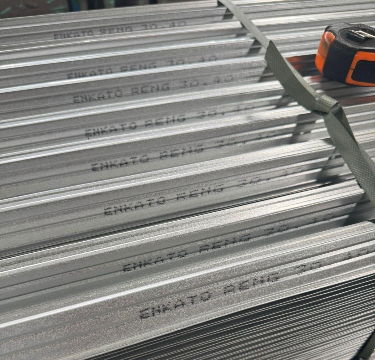 Tulisan emboss ENKATO RENG 30.40 pada batang reng