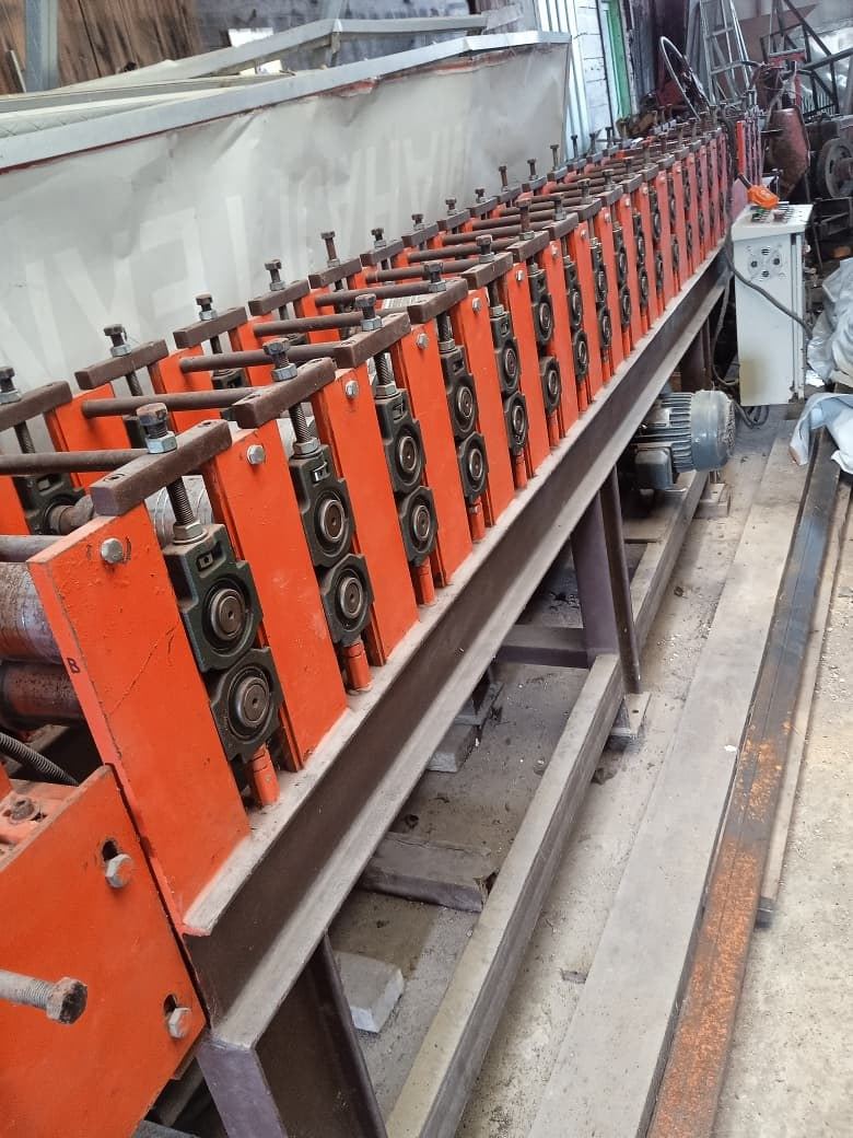 Mesin roll forming dengan rangkaian roller